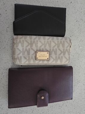Michael Kors Beige Logo Zip Wallet